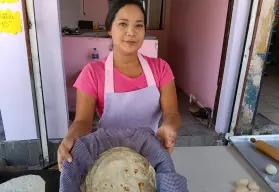 Con sus tortillas Doña Rosa, Yecica mantiene vivo el legado de su madre en Culiacán