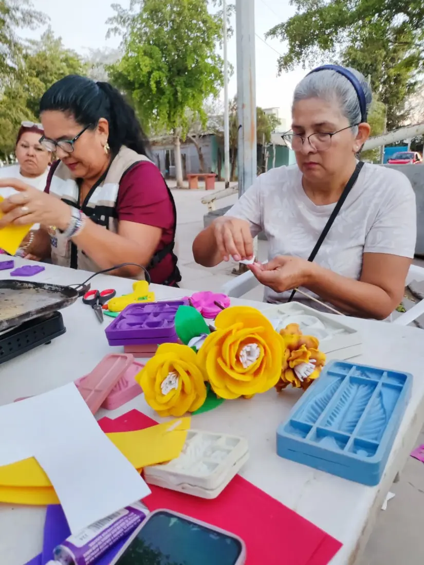 Risas, compañerismo y momentos que tocaron el corazón marcaron la celebración del Día de las Madres en la colonia Buenos Aires. Foto: Juan Madrigal Con creatividad y colaboración, vecinas crean flores artesanales que fortalecen lazos comunitarios y promueven la convivencia.