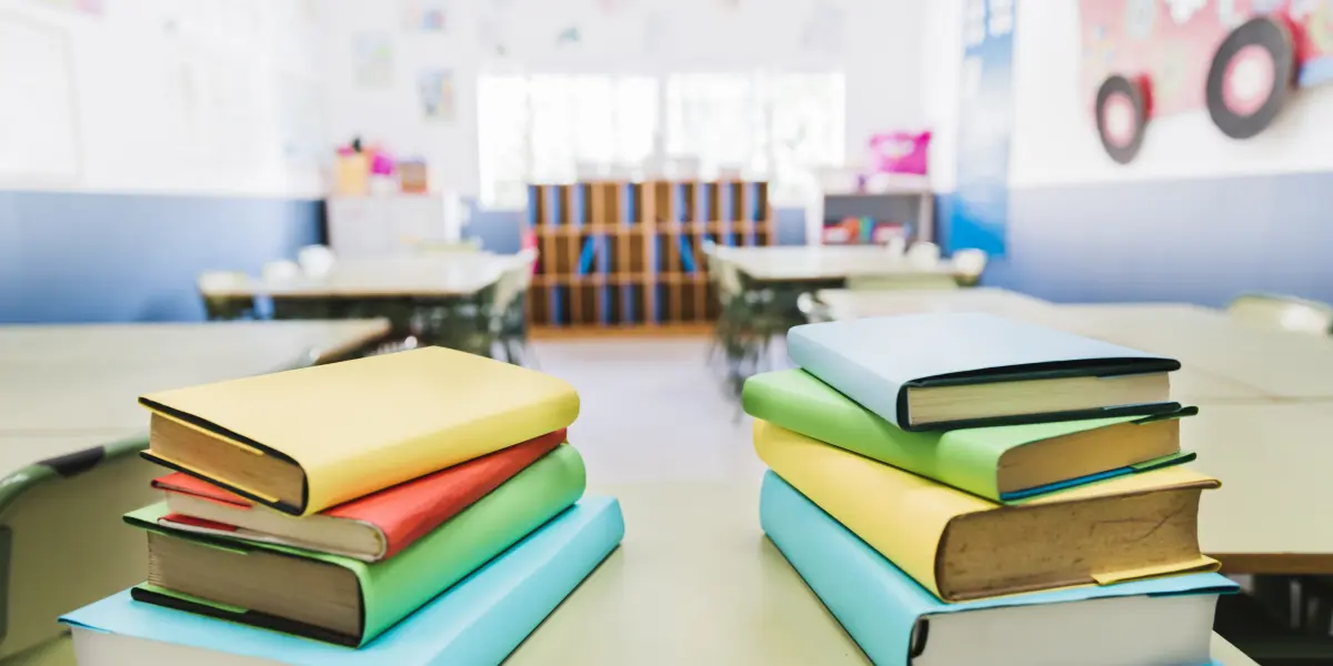 Descubre si este 30 de mayo los alumnos de educación básica tendrán que asistir a la escuela. Foto: Freepik.
