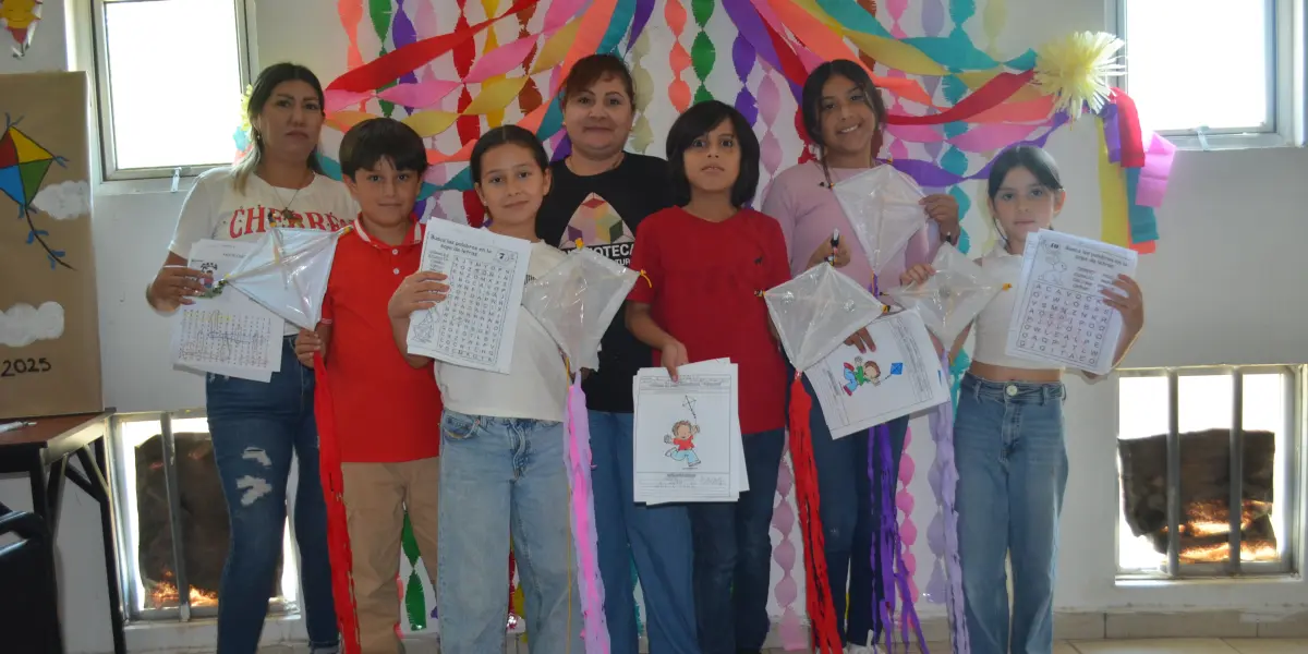 Niños y niñas participaron en el taller “Papalotes y sonrisas”, una actividad creativa y cultural realizada en la Biblioteca Pública que se ubica en el Parque Culiacán 87. Foto: Juan Madrigal