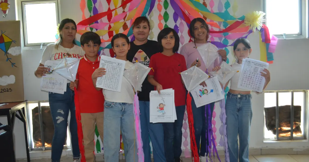 Taller infantil en la Biblioteca “Pirámide Cultural” revive la tradición de los papalotes en Culiacán
