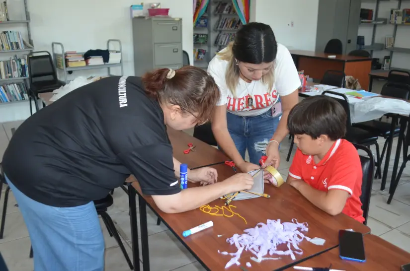 En cada papalote que vuela se lleva un pedacito de esperanza, creatividad y tradición. Foto: Juan Madrigal Con cada papalote de los niños que alza vuelo, crecen también la ilusión y el amor por nuestras raíces. Foto: Juan Madrigal