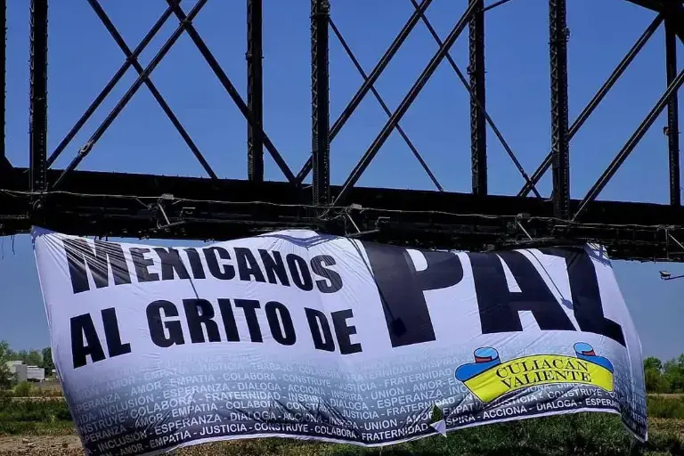 Otra de las lonas colocadas en el Puente Negro de Culiacán, tenía la leyenda: Mexicanos al Grito de Paz. Foto: Cortesía. Otra de las lonas colocadas en el Puente Negro de Culiacán, tenía la leyenda: Mexicanos al Grito de Paz. Foto: Cortesía.