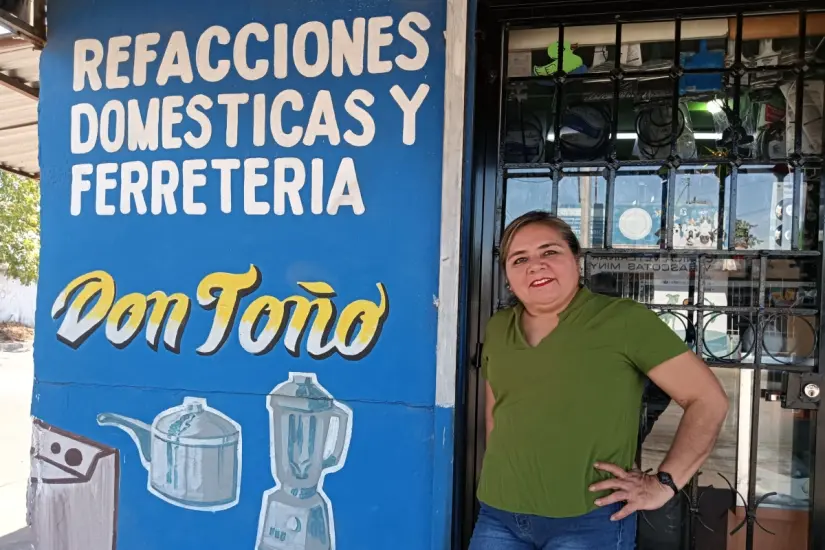 imagen recuadro Marisela Luna ha sabido adaptarse a las exigencias del comercio, un tanto por iniciativa y otro tanto con la ayuda de su hija menor que la asiste.