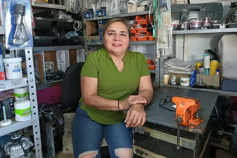 imagen recuadro Marisela Luna es apoyada por su esposo y su hija menor en la atención de la ferretería.