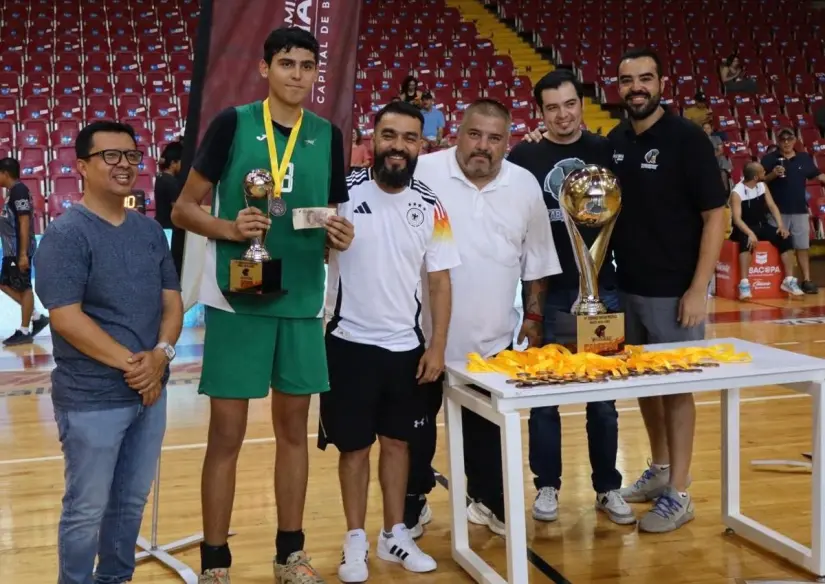 Iván DiCarlo Salcedo, Jugador Más Valioso de la final, celebra su destacada actuación y liderazgo en la cancha. Foto: IMDEC