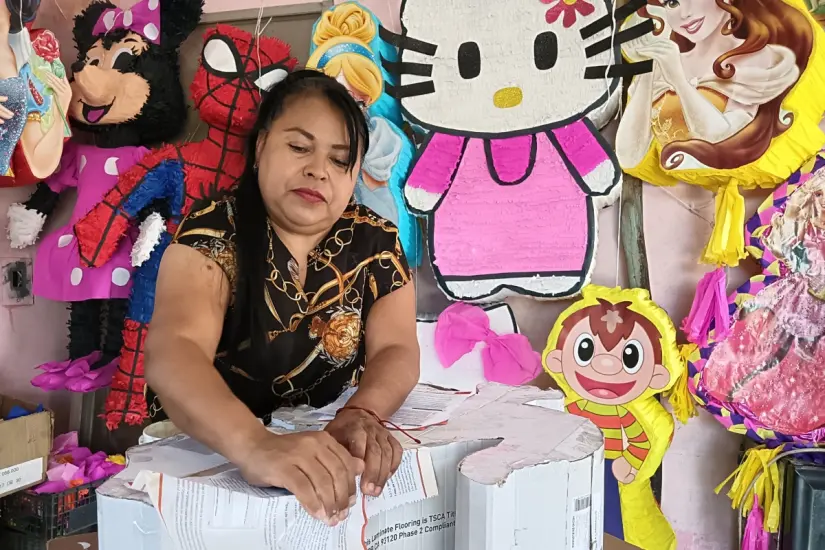 imagen recuadro A 26 años de elaborar su primera piñata, Judith admite no haber imaginado que esto se convertiría en una forma de vida.