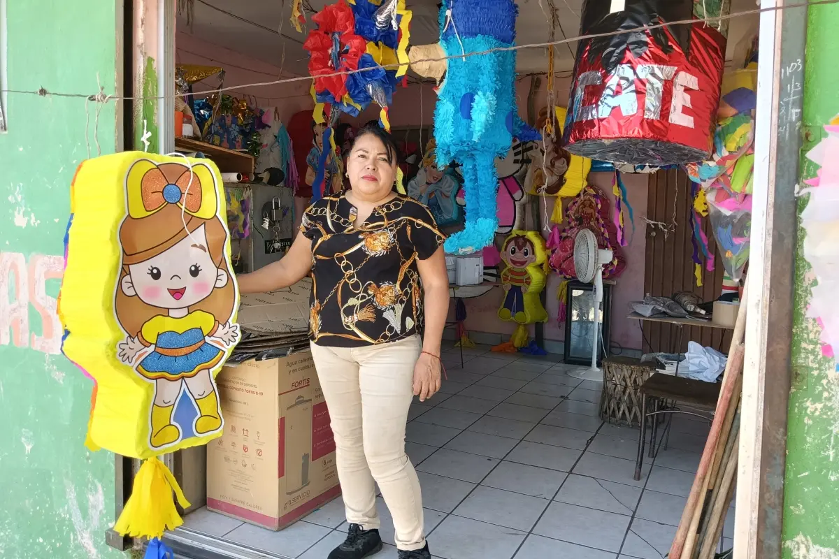 El taller de piñatas de Judith García se encuentra en la colonia Díaz Ordaz, en la esquina de Constituyentes y Luis M. Rojas.