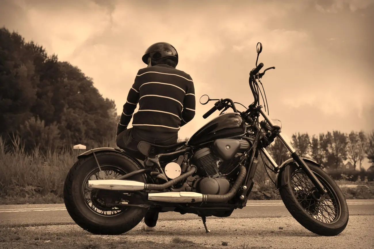 Joven en motocicleta. Foto temática.