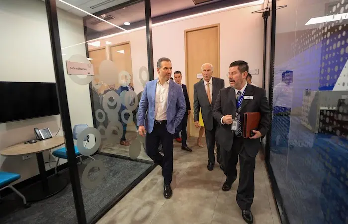 El alcalde de Monterrey, Adrián de la Garza Santos, aseguró que apoyarán a la empresa en lo que sea necesario para que se consolide en el país. Foto: Cortesía.