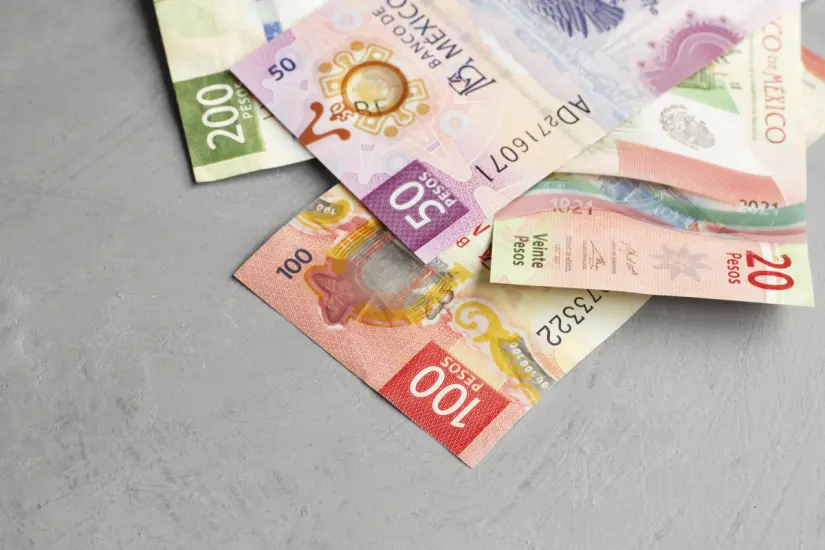 imagen recuadro Se pueden retirar dinero de la tarjeta del banco Bienestar pero se cobra comisión dependiendo del banco Foto: Freepik