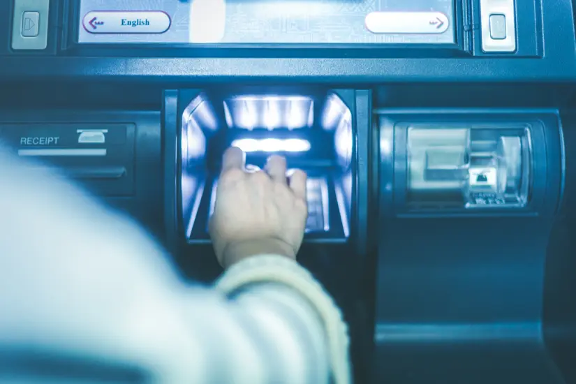 imagen recuadro ¿Cuáles bancos se hace el retiro del monto depositado de la tarjeta del Banco Bienestar? Foto: Freepik