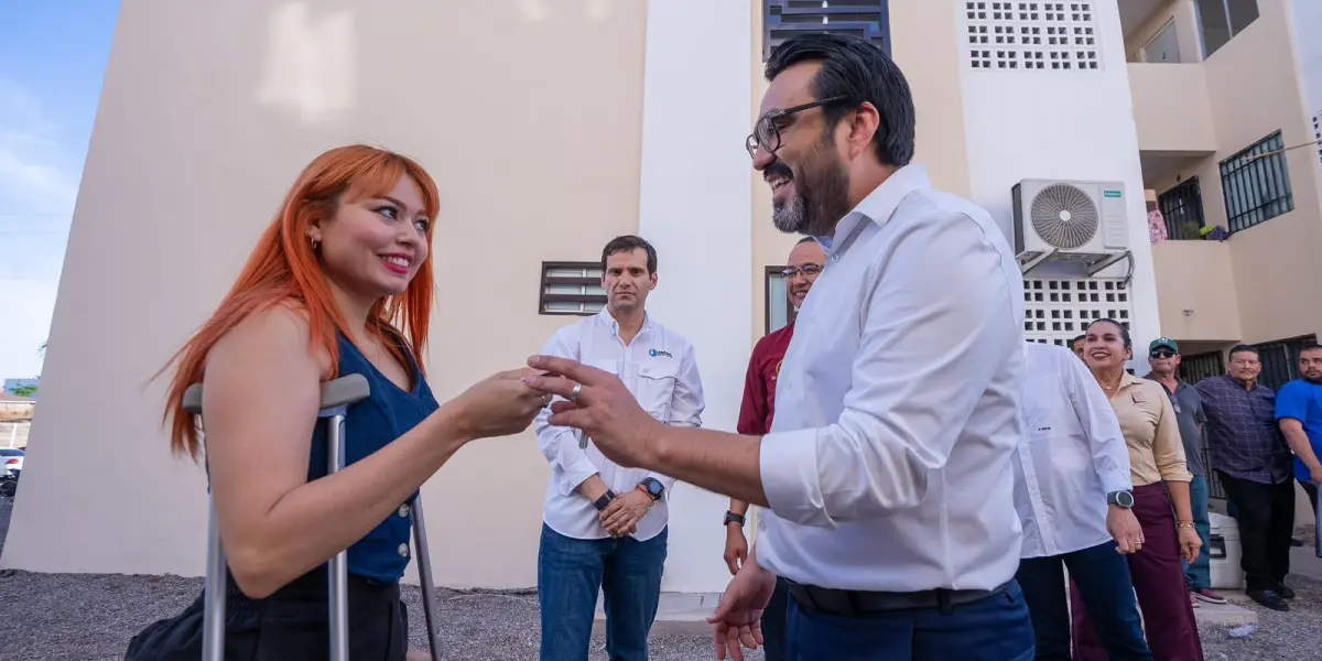 Juan de Dios Gámez entrega 25 departamentos a empleados del Ayuntamiento de Culiacán.