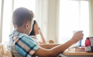 El niño de 9 años que sobrevivió solo durante dos años, alimentándose solo y sacando buenas notas