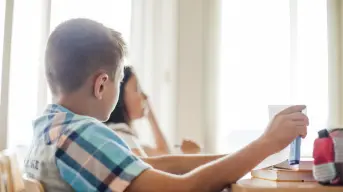 El niño de 9 años que sobrevivió solo durante dos años, alimentándose solo y sacando buenas notas