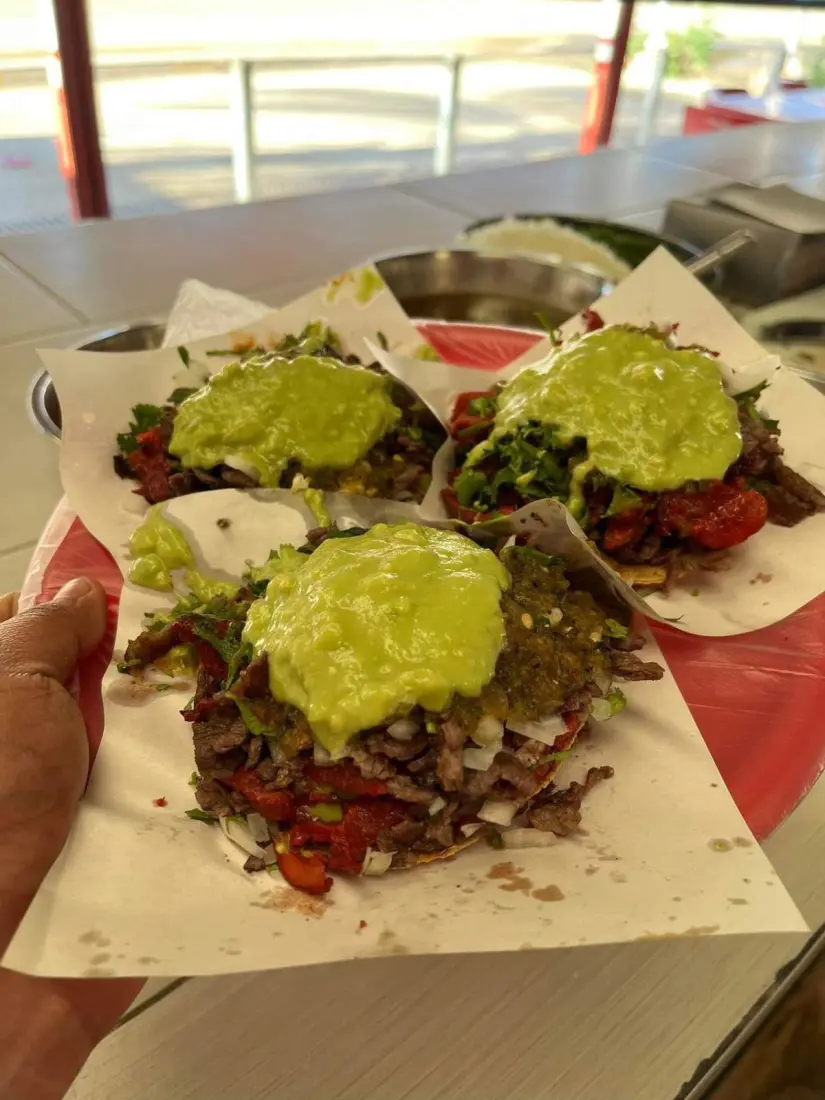 imagen recuadro Ofrece los clásicos carnes, de asada de res, adobada de cerdo y tripa tierna hecha en forma de tacos o tortas Foto: La Taquería la Principal (Facebbok)