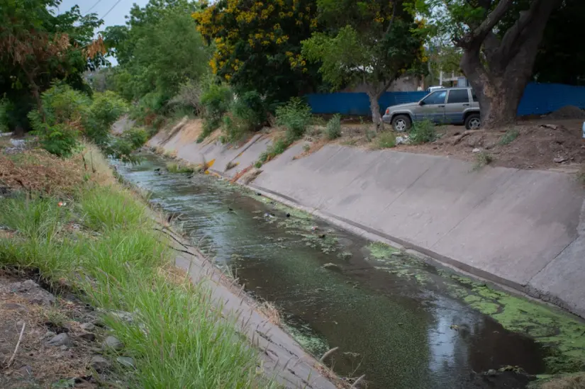 Realizan limpieza y desazolve en arroyos y canales de Culiacán Realizan limpieza y desazolve en arroyos y canales de Culiacán