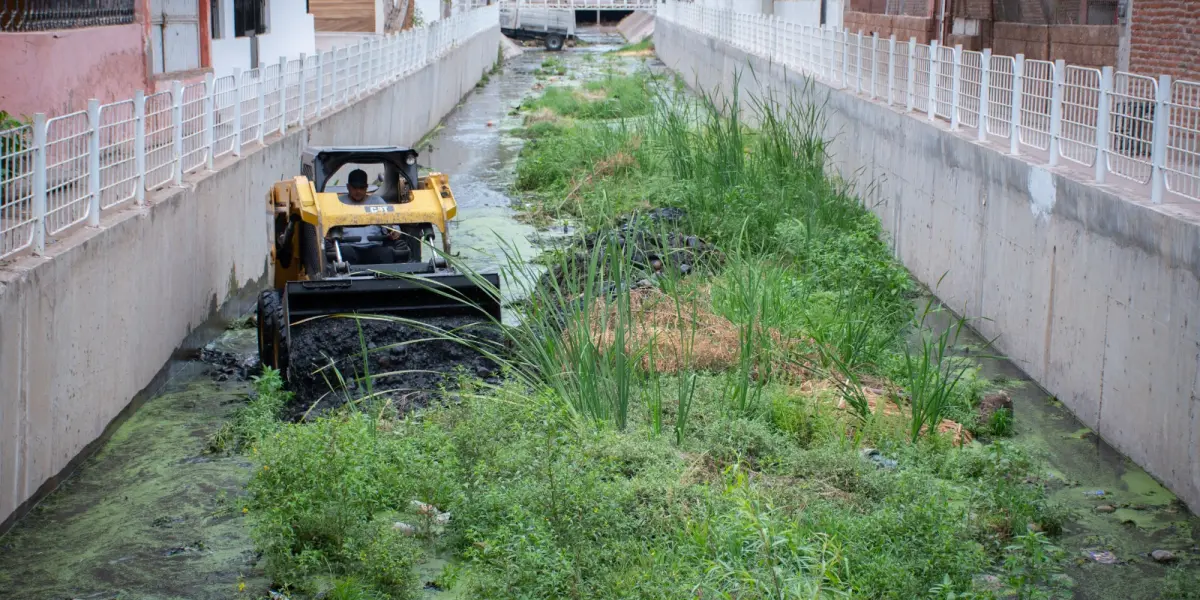 Realizan limpieza y desazolve en arroyos y canales de Culiacán.