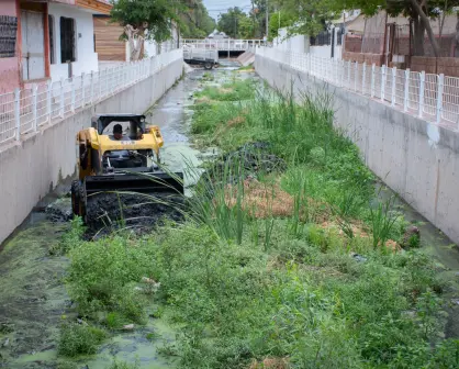 Preparan Culiacán para las lluvias: así se realiza el desazolve del canal Danubio y El Pijo (fotos)