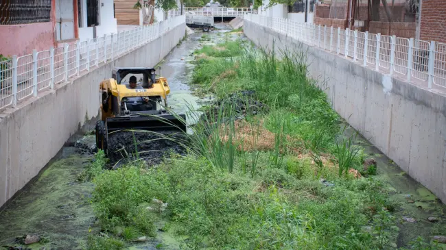 Realizan limpieza y desazolve en arroyos y canales de Culiacán.
