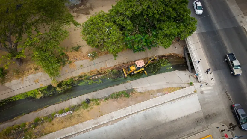 Realizan limpieza y desazolve en arroyos y canales de Culiacán Realizan limpieza y desazolve en arroyos y canales de Culiacán