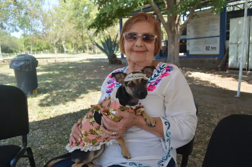 Campaña gratuita mejora vida de 166 mascotas en Culiacán Eva Luz Rocha sonríe feliz tras la esterilización de Heidi, su perrita y fiel compañera. Foto: Juan Madrigal