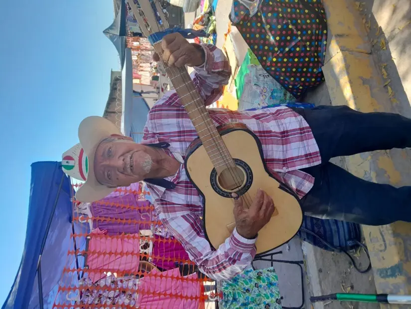 El Tata es originario de Michoacán, pero desde los 22 años migró a Costa Rica Sinaloa, ahora es cantante