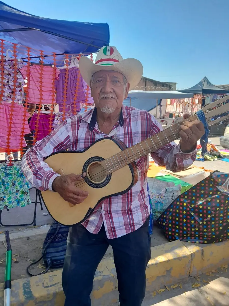 El Tata es originario de Michoacán, pero desde los 22 años migró a Costa Rica Sinaloa, ahora es cantante