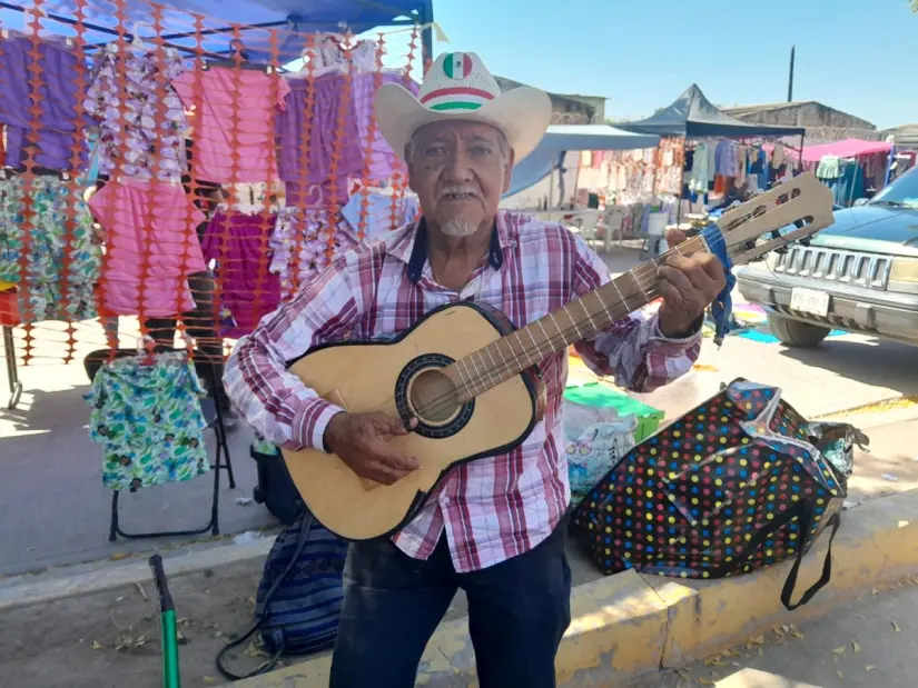 En distintos puntos del tianguis de Villa Juárez, El Tata encuentra inspiración