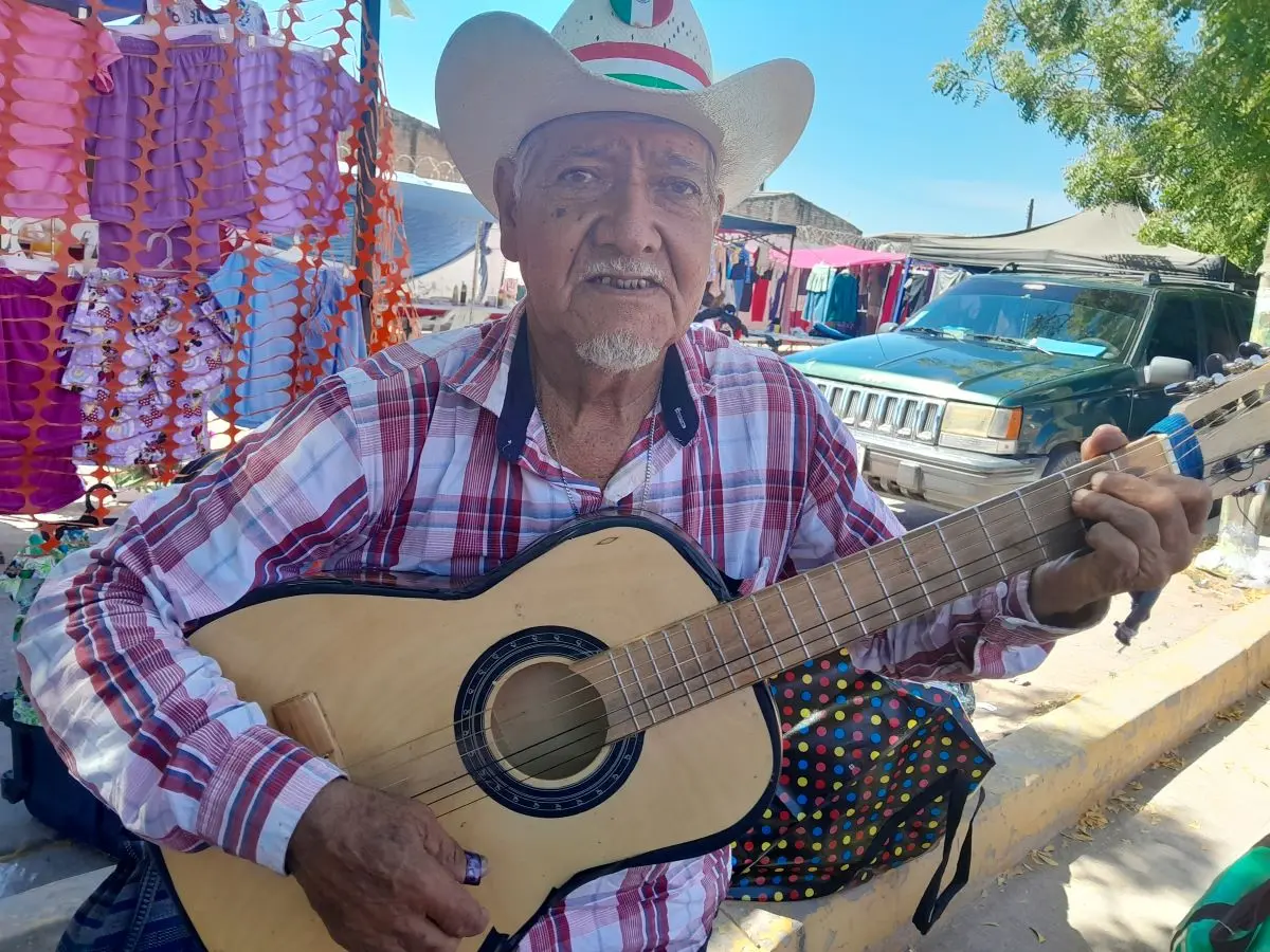 En el tianguis de Villa Juárez se escucha la voz de un hombre que canta sin escenario, pero con voz del alma.