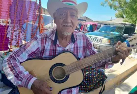 "El Tata", trovador de la vida. A sus 76 años, Ezequiel Barragán canta en el tianguis de Villa Juárez para vivir