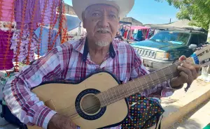 “El Tata”, trovador de la vida. A sus 76 años, Ezequiel Barragán canta en el tianguis de Villa Juárez para vivir