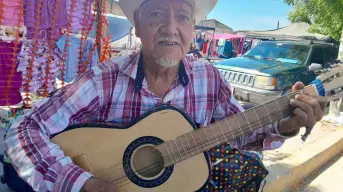 “El Tata”, trovador de la vida. A sus 76 años, Ezequiel Barragán canta en el tianguis de Villa Juárez para vivir