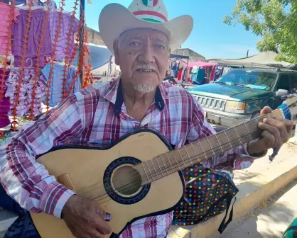 "El Tata", trovador de la vida. A sus 76 años, Ezequiel Barragán canta en el tianguis de Villa Juárez para vivir