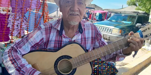 "El Tata", trovador de la vida. A sus 76 años, Ezequiel Barragán canta en el tianguis de Villa Juárez para vivir
