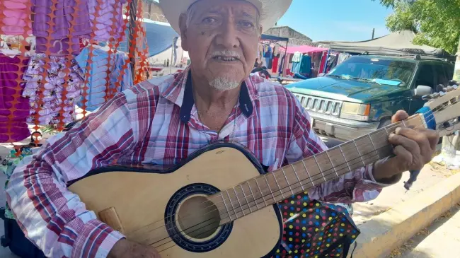 En el tianguis de Villa Juárez se escucha la voz de un hombre que canta sin escenario, pero con voz del alma.