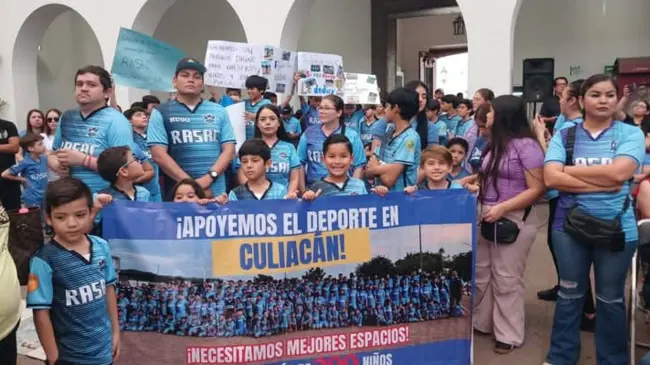 Muy animados y con el apoyo de sus padres y entrenadores, los niños del Club de Futbol Rasac FC. Acudieron al Ayuntamiento para pedir una cancha digna.