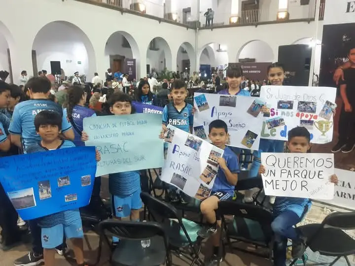 Los niños del Club Rasac llegaron hasta el ayuntamiento para hacer su petición ante el alcalde. Los niños del Club Rasac llegaron hasta el ayuntamiento para hacer su petición ante el alcalde.