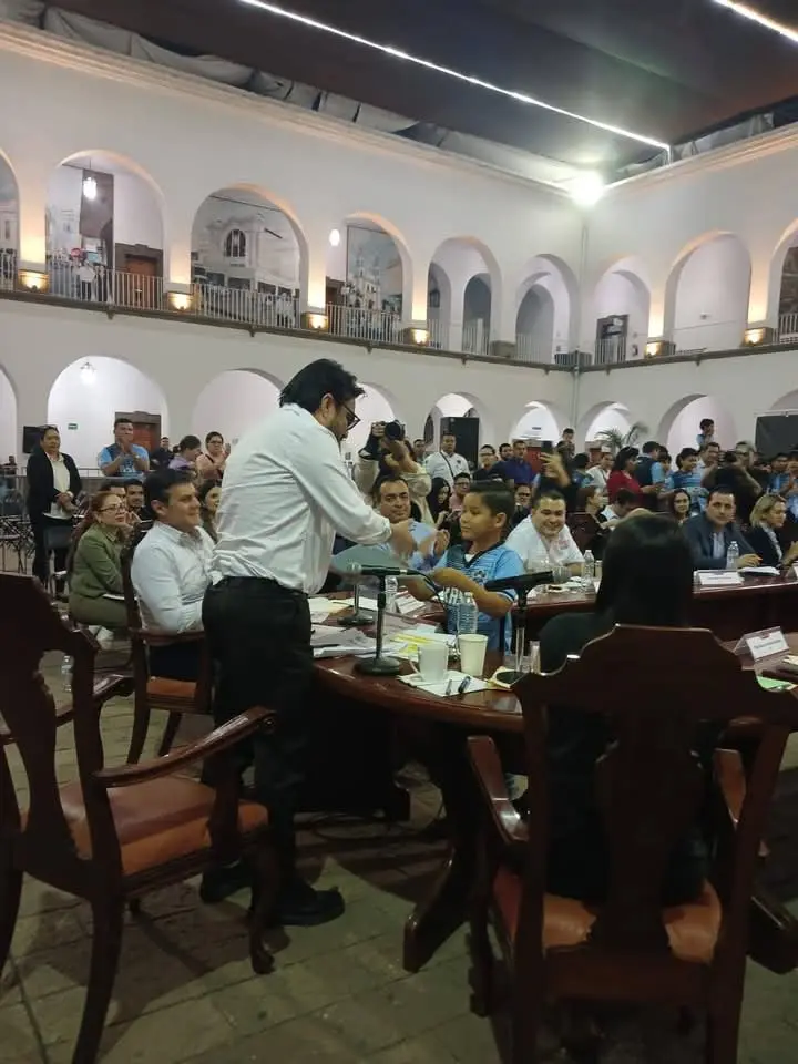 Al recibir la petición de manos de Daniel García, el alcalde Juan de Dios Gamez se comprometió con los niños de Alturas del Sur. Al recibir la petición de manos de Daniel García, el alcalde Juan de Dios Gámez se comprometió con los niños de Alturas del Sur.