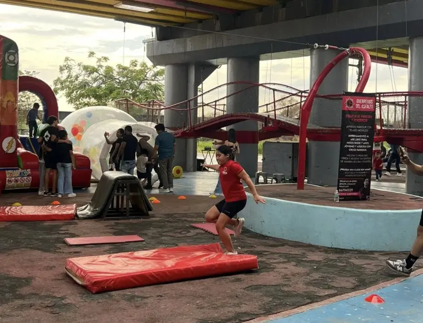 Exitoso Torneo de Parkour Guerreros del Asfalto 2025 en Culiacán Parkour en Culiacán: deporte urbano que inspira y une a la comunidad. Foto: IMDEC