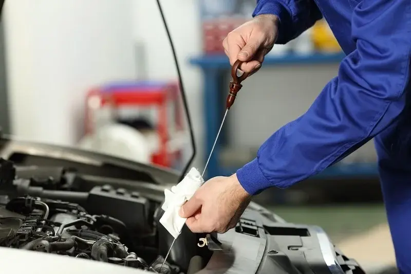 Cuánto cuesta el cambio de aceite en mi auto Los precios varían según el tipo de servicio y el taller dónde se realice. Foto: Freepik