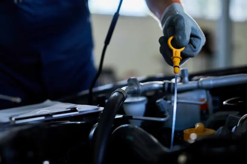 Cambiar el aceite de tu auto es crucial para mantener su buen funcionamiento. Foto: Freepik