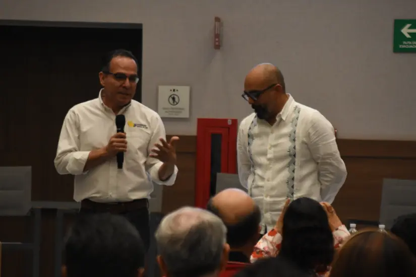 imagen recuadro Miguel Calderón, coordinador general del Consejo Estatal de Seguridad Pública, junto a Carlos Juárez, director del Instituto para la Economía y la Paz.