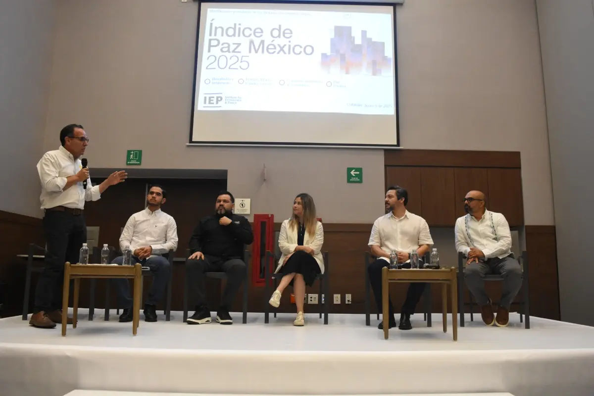 En el panel “Jóvenes menores de edad en la crisis de inseguridad” participaron Carlos Velázquez, director del Instituto para la Economía y la Paz en México; Iván Velázquez, director de Suma; Perla Zavala, directora de la secundaria Emilia Obeso; Adrián López Ortiz, director general de Noroeste; Saúl Meza, director del Instituto Sinaloense de la Juventud, y Miguel Calderón Quevedo, coordinador general del Consejo Estatal de Seguridad Pública.
