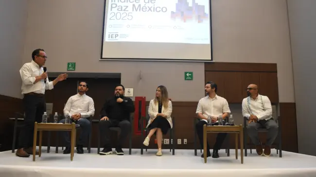 En el panel “Jóvenes menores de edad en la crisis de inseguridad” participaron Carlos Velázquez, director del Instituto para la Economía y la Paz en México; Iván Velázquez, director de Suma; Perla Zavala, directora de la secundaria Emilia Obeso; Adrián López Ortiz, director general de Noroeste; Saúl Meza, director del Instituto Sinaloense de la Juventud, y Miguel Calderón Quevedo, coordinador general del Consejo Estatal de Seguridad Pública.