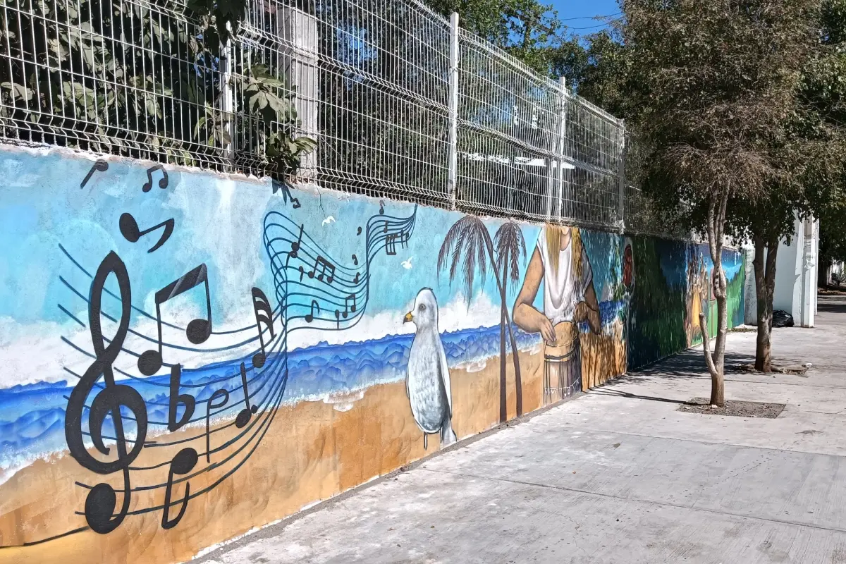 El artista urbano 2 de buche aportó su talento en la realización de estos murales junto con estudiantes de la Secundaria Reynaldo Patrón Ortega, de la colonia 6 d Enero.