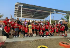 La nueva techumbre en el parque de La Palapa protege y anima a las niñas de dance kids