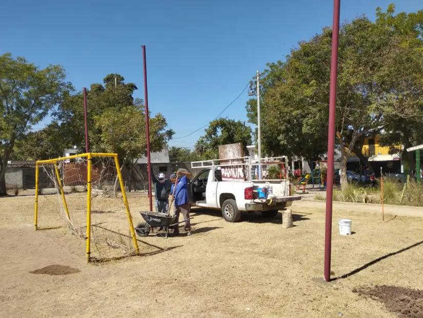 Como parte de la mejora integral del parque, el IMDEC instaló tubos y un back stop en la cancha de futbol contigua al espacio recreativo. Foto: Juan Madrigal