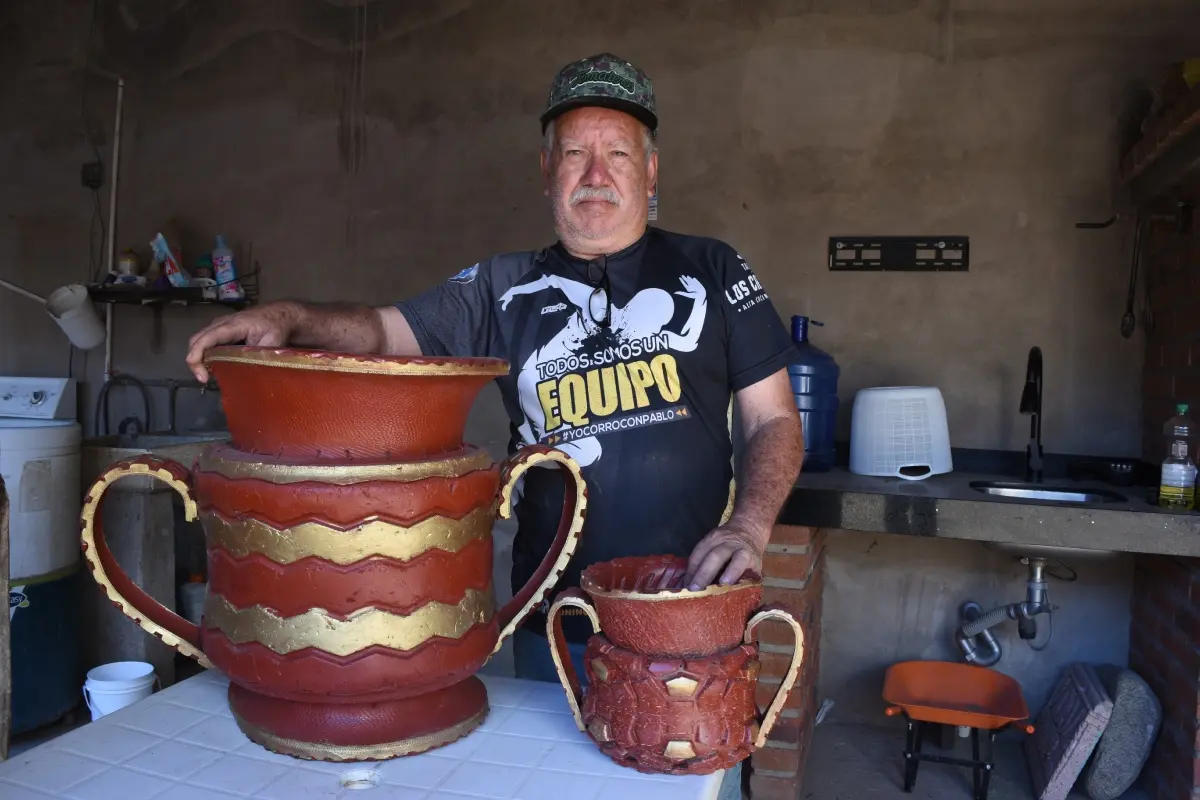 Don Pablo Ramírez, de Loma de Rodriguera, convirtió su oficio de llantero en artesano, una labor más amigable con el medio ambiente. Fotos de Lino Ceballos