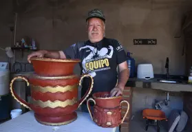 Pablo Ramírez: el hombre que hace del caucho una obra de arte en Loma de Rodriguera